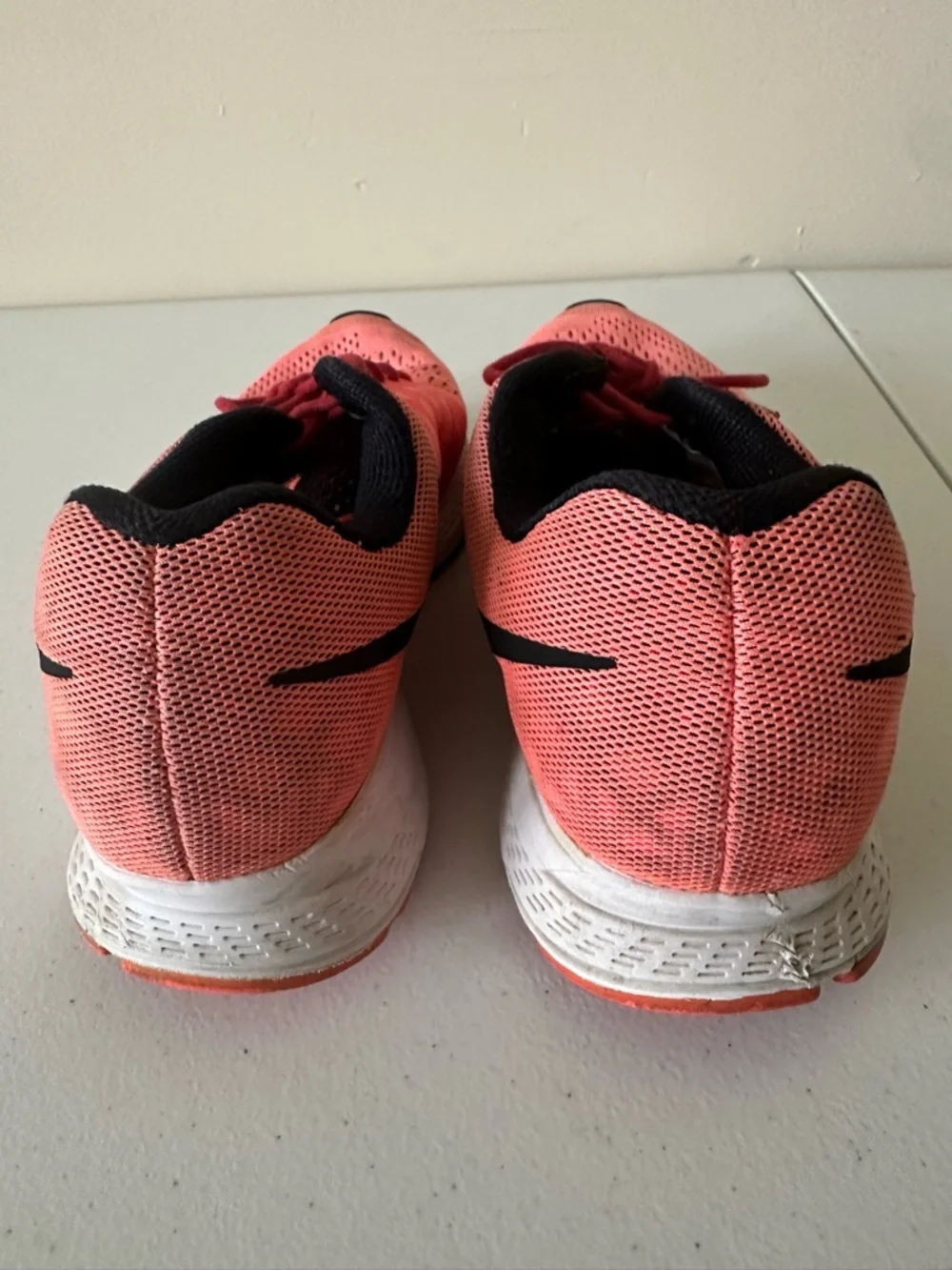 Nike Women’s Coral Athletic Running Shoes size8/ pre owned